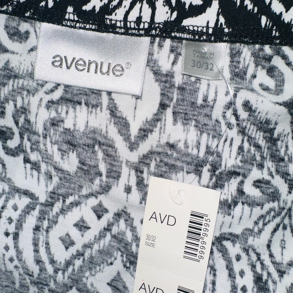 NWT Size 30/32 Avenue Black and White Maxi Skirt